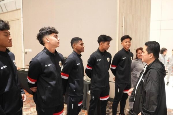 Here are some alternative titles based on your original title:

1. "Erick Thohir: Berikan yang Terbaik untuk Piala Dunia setelah Lepas Timnas U-17"
2. "Setelah Timnas U-17, Erick Thohir Serukan Perjuangan Terbaik untuk Piala Dunia"
3. "Erick Thohir: Fokus pada Piala Dunia Usai Lepas Timnas U-17"
4. "Meninggalkan Timnas U-17, Erick Thohir Bertekad Raih Prestasi di Piala Dunia"
5. "Pasa Lepas Timnas U-17, Erick Thohir Ajak Semua untuk Berjuang Demi Piala Dunia"

Feel free to choose any of these or mix and match elements to create a title that fits your needs!