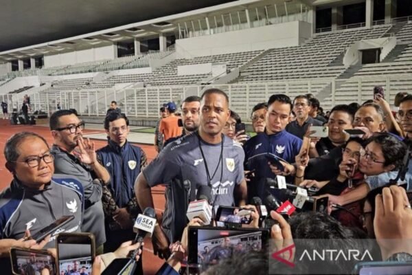 Here are some alternative titles for "Pratinjau Indonesia vs Bahrain: Saatnya kembali tampil pragmatis":

1. "Preview Indonesia vs Bahrain: Waktunya Memperkuat Pendekatan Pragmatik"
2. "Indonesia vs Bahrain: Mengembalikan Gaya Permainan Pragmatik"
3. "Analisis Pertandingan Indonesia vs Bahrain: Saatnya Taktik Pragmatik Kembali"
4. "Indonesia vs Bahrain: Kembali ke Strategi Pragmatik"
5. "Menyongsong Pertandingan Indonesia vs Bahrain: Pragmatism Harus Jadi Pilihan"
6. "Pratinjau Pertandingan: Indonesia vs Bahrain, Waktu untuk Pendekatan Pragmatik"
7. "Indonesia Vs Bahrain: Mempertegas Taktik Pragmatik yang Diperlukan"
8. "Indonesia vs Bahrain: Menghadirkan Kembali Strategi Pragmatik di Lapangan"

Feel free to modify or combine any of these suggestions!