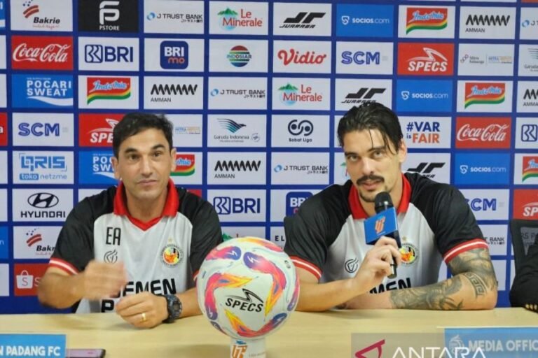 Berikut beberapa alternatif judul yang mungkin sesuai:

1. "Carlos Almeida: Pelatih yang Tidak Membebani Pemain Semen Padang"
2. "Tanpa Beban: Strategi Pelatih Carlos Almeida untuk Pemain Semen Padang"
3. "Pelatih Carlos Almeida: Mengurangi Tekanan pada Pemain Semen Padang"
4. "Carlos Almeida: Menyusun Tim Semen Padang Tanpa Beban Berlebih"
5. "Pendekatan Ringan Carlos Almeida kepada Pemain Semen Padang"

Silakan pilih atau sesuaikan dengan kebutuhan Anda!