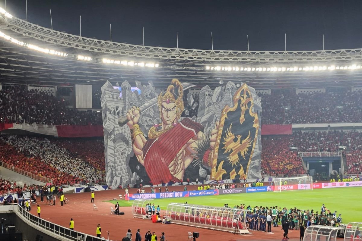 Sure! Here are some alternate title suggestions for "Koreografi Berhias Tifo Pendekar Wayang Warnai Laga Indonesia vs China":

1. "Seni Tifo: Tarian Wayang dalam Duel Indonesia vs China"
2. "Pertarungan Budaya: Koreografi Tifo dalam Laga Indonesia vs China"
3. "Wayang dan Tifo: Simfoni Gerakan di Pertandingan Indonesia vs China"
4. "Gemuruh Budaya: Koreografi Tifo Pendekar di Arena Indonesia vs China"
5. "Melodi Pertarungan: Tarian Tifo Pendekar dalam Laga Indonesia melawan China"
6. "Seni Pertempuran: Tifo Wayang Menghiasi Pertandingan Indonesia vs China"
7. "Aksi Tifo Pendekar: Merayakan Pertandingan Indonesia vs China"
8. "Daya Tarik Wayang: Koreografi Tifo dalam Laga Seru Indonesia vs China"
9. "Menghidupkan Warisan: Tifo Pendekar di Arena Indonesia vs China"
10. "Gerakan Wayang: Tifo Memukau dalam Laga Indonesia vs China"

Feel free to mix and match or use these as inspiration!