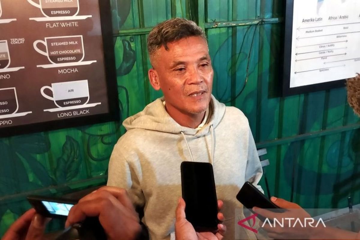 Berikut beberapa alternatif judul untuk "Paceklik Pelatih Indonesia di Liga Sendiri":

1. "Kesulitan Pelatih Indonesia di Liga Domestik"
2. "Tantangan Pelatih Indonesia dalam Liga Sendiri"
3. "Keterpurukan Pelatih Lokal di Liga Nasional"
4. "Pelatih Indonesia dan Kendala di Liga Tanah Air"
5. "Dilema Pelatih Indonesia di Kompetisi Lokal"
6. "Konsekuensi Bagi Pelatih Indonesia di Liga Sendiri"
7. "Krisis Kepelatihan Indonesia dalam Liga Domestik"
8. "Rintangan Pelatih Indonesia di Liga Nasional"
9. "Pelatih Indonesia Hadapi Hambatan di Liga Domestik"
10. "Perjuangan Pelatih Lokal di Liga Sendiri"

Semoga salah satu dari judul-judul tersebut cocok untuk kebutuhan Anda!
